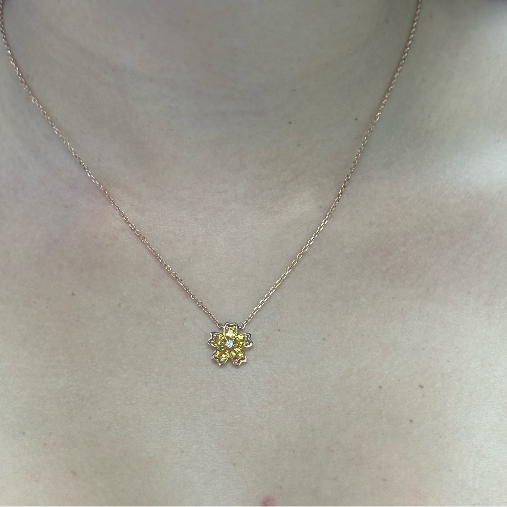 Elegant Gold Flower Pendant Necklace
